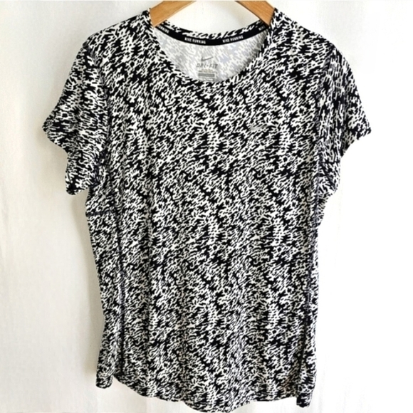 Nike Essential Pronto Black & White Patterned Short Sleeve Dri-Fit Running Top - Picture 6 of 14